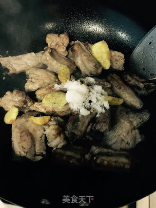 茨菰排骨汤的做法步骤:2
