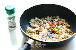 蒜是灵魂:蒜香牛肉炒饭的做法步骤:9