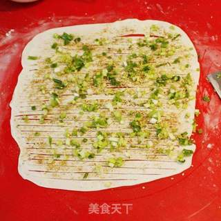 葱香四溢-----葱香手抓饼的做法步骤:3