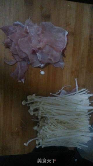 里脊肉卷金针菇的做法步骤:2
