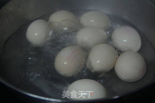 五香卤蛋的做法步骤:2