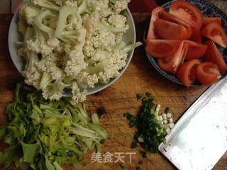 花菜炒西红柿的做法步骤:2