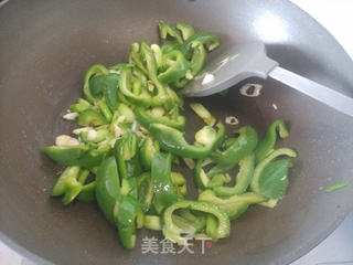 柿子椒炒腊肉的做法步骤:7
