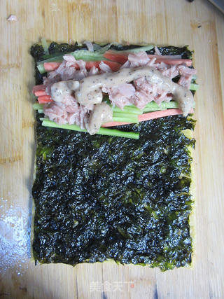 营养丰盈的美味早餐 ——金枪鱼海苔蛋皮卷的做法步骤:4