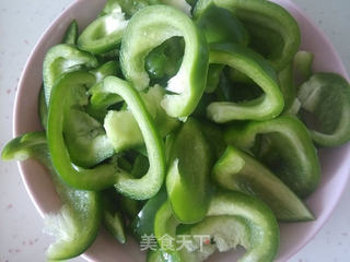 柿子椒炒腊肉的做法步骤:3