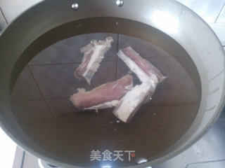 柿子椒炒腊肉的做法步骤:2