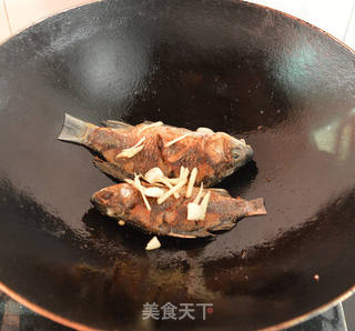 千张胡萝卜鲫鱼煲的做法步骤:4