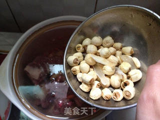 莲子花生排骨汤的做法步骤:6