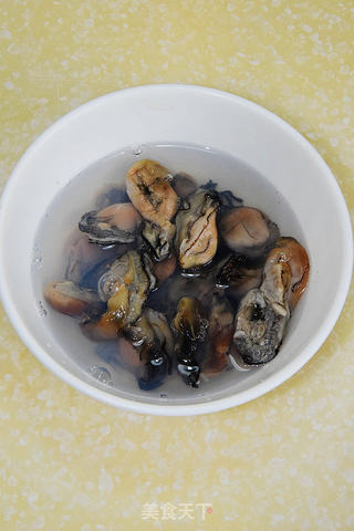 蚝干腊肠煲仔饭的做法步骤:3