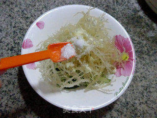 青瓜拌海蜇花的做法步骤：7