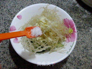 青瓜拌海蜇花的做法步骤：6