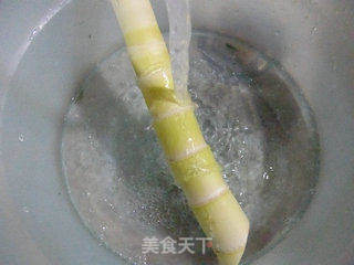 雷笋烧牛蛙的做法步骤:2