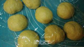 胡萝卜芝麻餐包的做法步骤:9