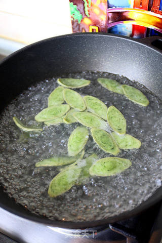艾草年糕炒鹤斗白 通俗点 也就是年糕炒青菜的做法步骤:3