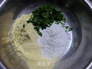 烤香肠韭菜玉米卷的做法步骤:2