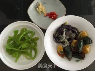 擂三宝(茄子青椒皮蛋)的做法步骤:4