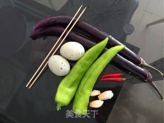 擂三宝（茄子青椒皮蛋）的做法步骤：1