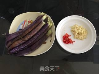 擂三宝(茄子青椒皮蛋)的做法步骤:2