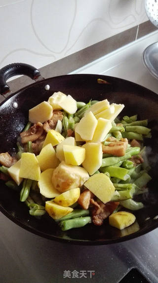 土豆芸豆烧肉片的做法步骤:6