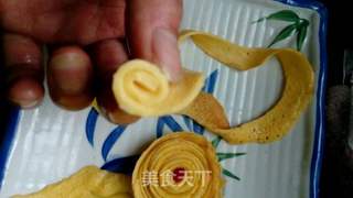 西红柿拌蛋皮玫瑰花的做法步骤:11