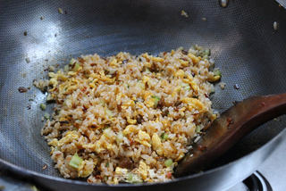 简单一碗饭,滋味不简单——榨菜蛋炒饭的做法步骤:11
