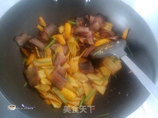 香蕉西葫芦炒腊肉的做法步骤:11