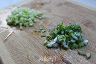 简单一碗饭,滋味不简单——榨菜蛋炒饭的做法步骤:4