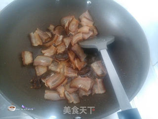香蕉西葫芦炒腊肉的做法步骤:8