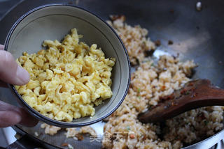 简单一碗饭,滋味不简单——榨菜蛋炒饭的做法步骤:9