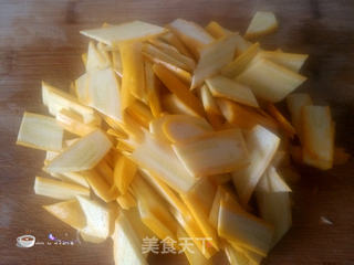 香蕉西葫芦炒腊肉的做法步骤:4
