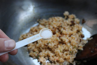 简单一碗饭，滋味不简单——榨菜蛋炒饭的做法步骤：8