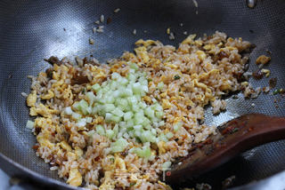 简单一碗饭,滋味不简单——榨菜蛋炒饭的做法步骤:10