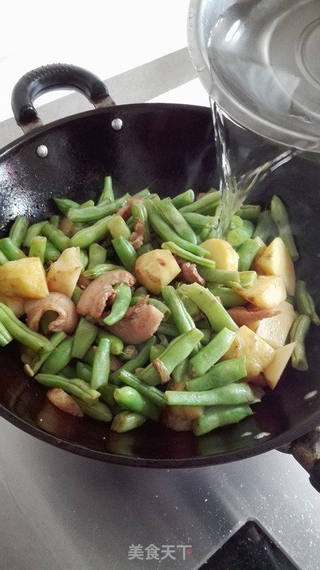 土豆芸豆烧肉片的做法步骤:7