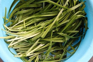 韭菜香干馄饨的做法步骤:2