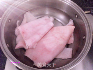 洋葱炒卤水猪皮的做法步骤:2