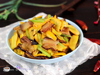 香蕉西葫芦炒腊肉的做法步骤:12