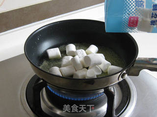 抹茶花生牛轧糖的做法步骤:4