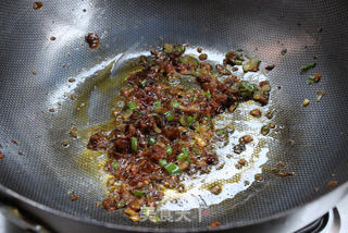 简单一碗饭,滋味不简单——榨菜蛋炒饭的做法步骤:6