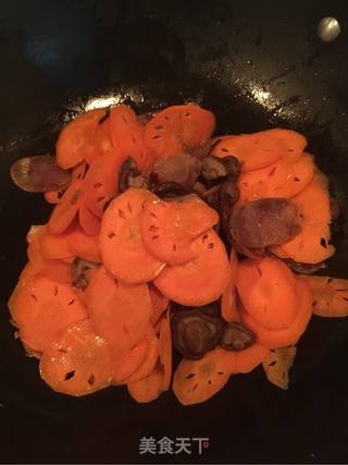 胡萝卜炒香肠的做法步骤：6