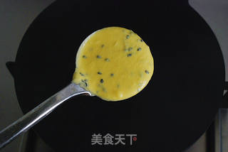 香酥芝麻蛋卷的做法步骤:7