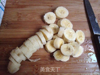 香蕉奶昔的做法步骤:2