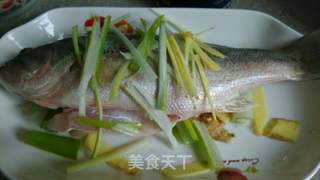 清蒸鲈鱼的做法步骤:2