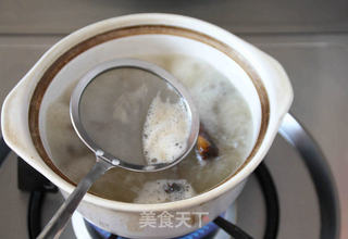 【鸭架煲萝卜汤】:两步熬出奶白色浓汤的做法步骤:4
