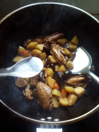 土豆鸡翅炖香菇的做法步骤:12