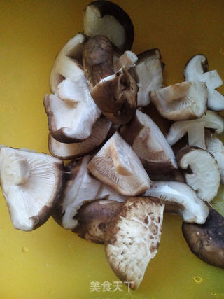 土豆鸡翅炖香菇的做法步骤:4