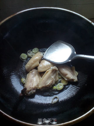 土豆鸡翅炖香菇的做法步骤:6