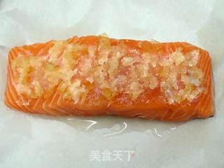 香蒜奶油鲑鱼《纸包鱼片4 》的做法步骤:3