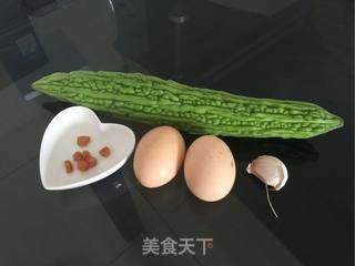 海鲜味苦瓜炒蛋的做法步骤：1