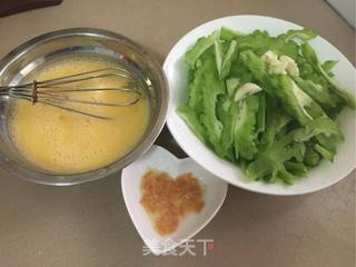 海鲜味苦瓜炒蛋的做法步骤：2