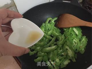 海鲜味苦瓜炒蛋的做法步骤：5